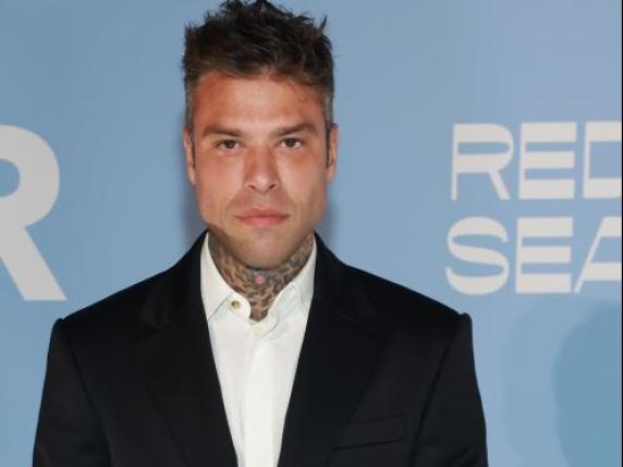 Fedez, nuova canzone contro Ferragni: «Chi perde un marito poi trova un tesoro, amore fa rima con patrimonio»