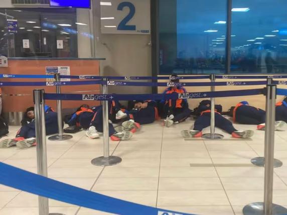 Juventus Next Gen, notte in aeroporto a Trapani: i giocatori dormono in terra, il volo è in ritardo