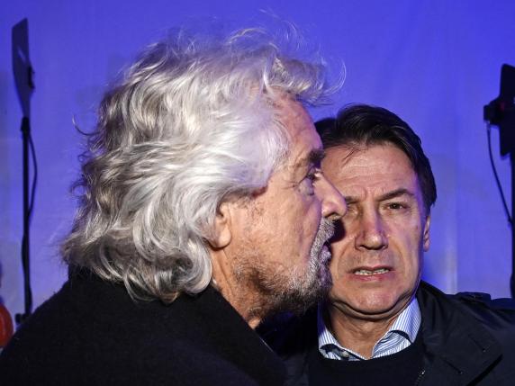 Cinquestelle, come reagirà Beppe Grillo? Cosa faranno Raggi e Toninelli? Si vota fino alle 15: così l'assemblea cambia il Movimento