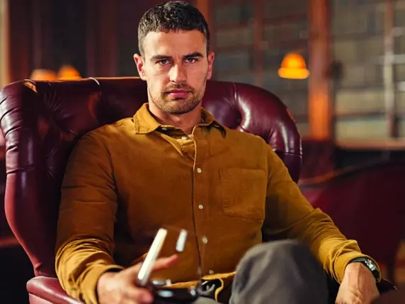 Theo James «gentiluomo» garbato in una serie dove gli aristocratici inglesi sono gangster (voto 7½)