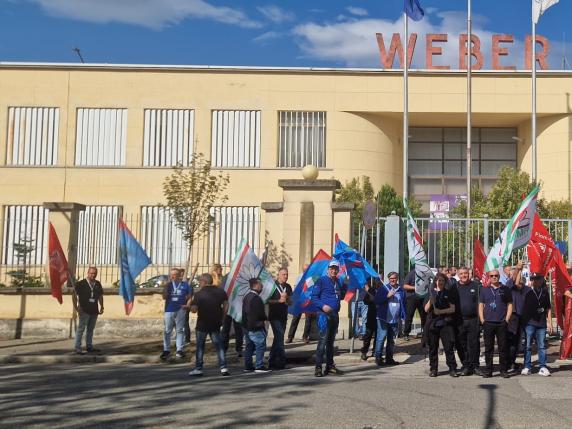 Cassa integrazione alla Marelli, più di 200 lavoratori scioperano e protestano davanti ai cancelli della Weber