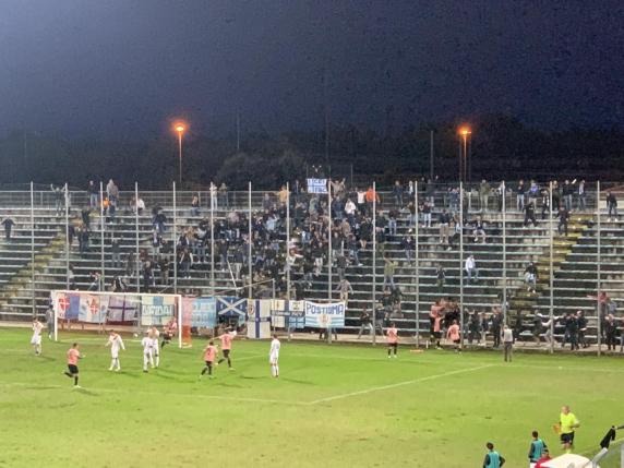 Treviso, esulta troppo per il gol e scivola dai gradoni: tifoso in fin di vita