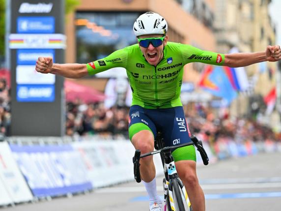 Pogacar vince i Mondiali di ciclismo: «Ho fatto una cosa stupida». Lo scatto da solo a 100 km dal traguardo