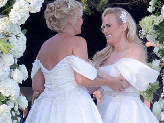 Rebel Wilson e Ramona Agruma si sono sposate: le nozze in Sardegna