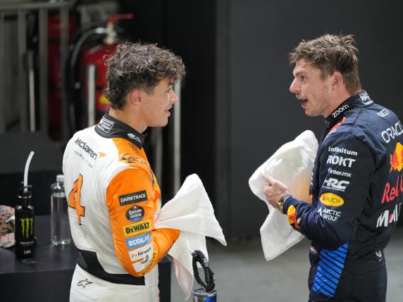 F1, nella sfida mondiale tra Verstappen e Norris c’entra anche la tuta (prodotta dall’italiana Sparco)