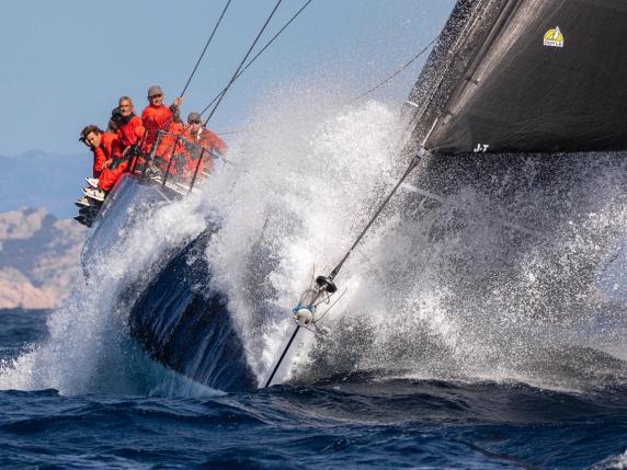 Luna Rossa, il «comandante» Loro Piana e le vecchie glorie della Coppa America: «Sarà dura ma merita di vincerla»