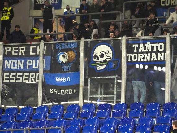 Tifosi dell'Atalanta in Germania aggrediti da 40 ultras dello Schalke, un ferito