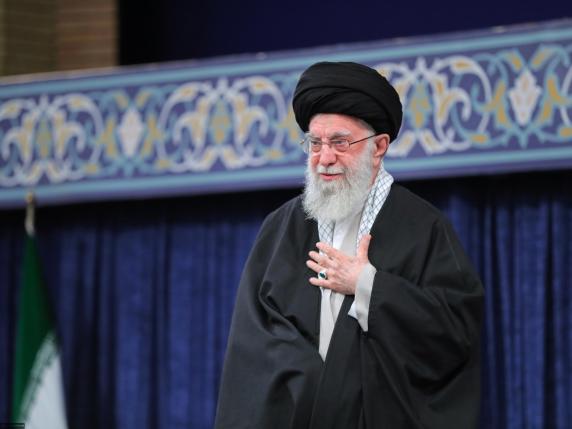 Iran, Khamenei parla alla preghiera del venerdì: un omaggio a Nasrallah