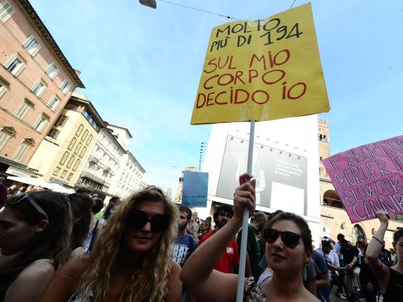 Aborto, la commissione pari opportunità: «Legge sotto attacco: tanti medici obiettori e donne costrette a emigrare»