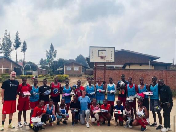 Molfetta, per ogni punto segnato un euro agli atleti del Rwanda: l'iniziativa della squadra di basket Clean Up