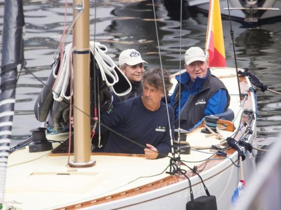 Juan Carlos in Spagna per la vela, vede Felipe dopo la tempesta di registrazioni e foto dei suoi incontri extraconiugali