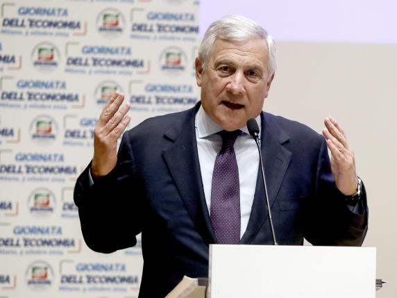 Tajani presenta lo Ius Italiae: «Dopo 10 anni di scuola obbligo puoi diventare italiano»