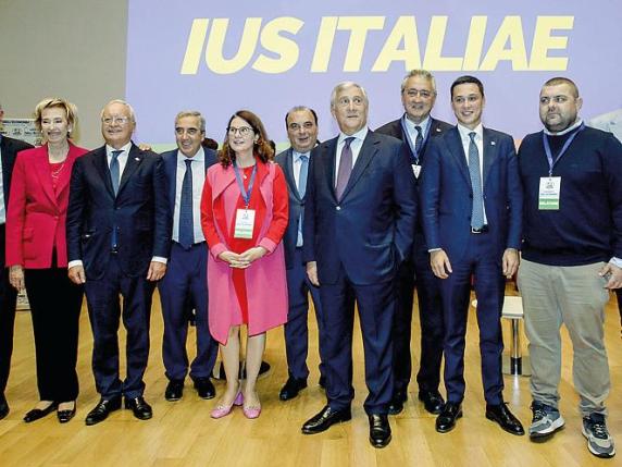 Forza Italia lancia lo ius Italiae: «Dieci anni di scuola per diventare italiani»