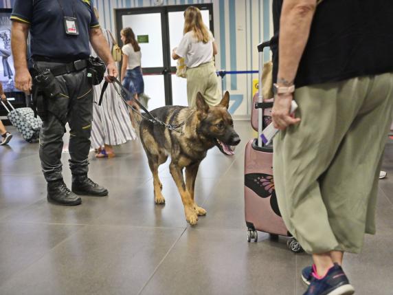 Evasori e sequestri immediati, come funzionano i controlli (anche in aeroporto) su chi ha debiti con lo Stato oltre i 50 mila euro