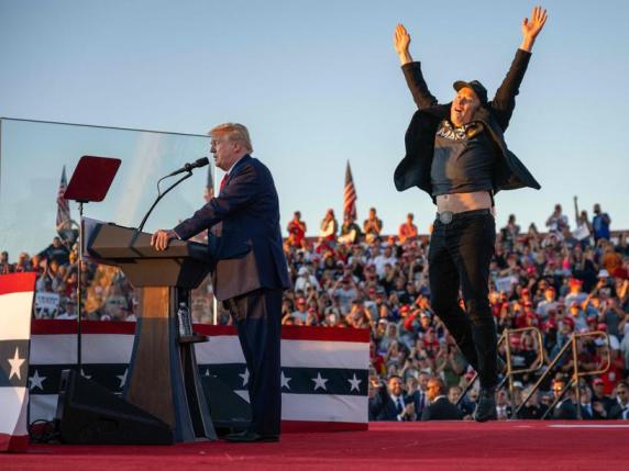 Elon Musk sul palco con Trump in maglietta «Occupy Mars» e cappellino «Make America Great Again»