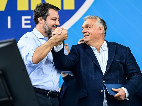 Salvini lancia a Pontida la «Santa alleanza» dei patrioti anti migranti Orbán: sei un eroe