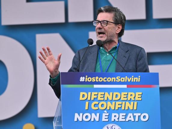 Manovra, Giorgetti: io figlio di pescatore, so chi fa sacrifici. Diesel e benzina, il caso delle accise