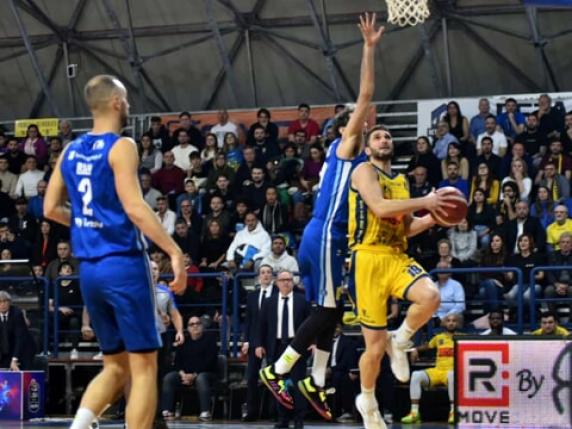 Basket, la Germani vince in volata a Scafati e ora è nel gruppo di testa con le migliori