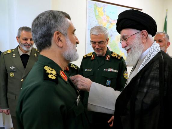 Teheran minaccia ancora e premia il comandante che ha coordinato i missili