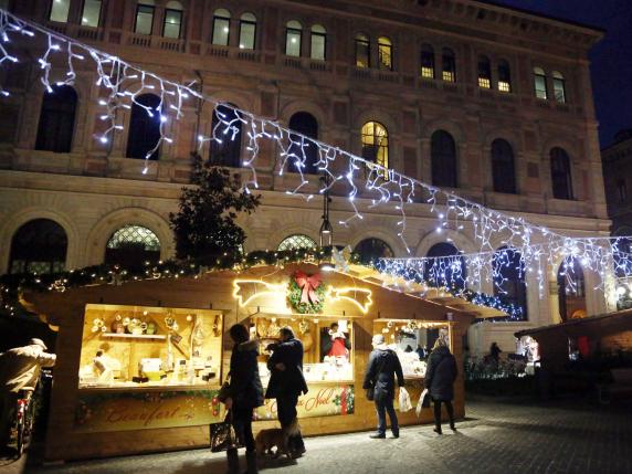 Bologna, il mercatino francese di piazza Minghetti a Natale non ci sarà: «Annullato per i cantieri del tram e della Garisenda»