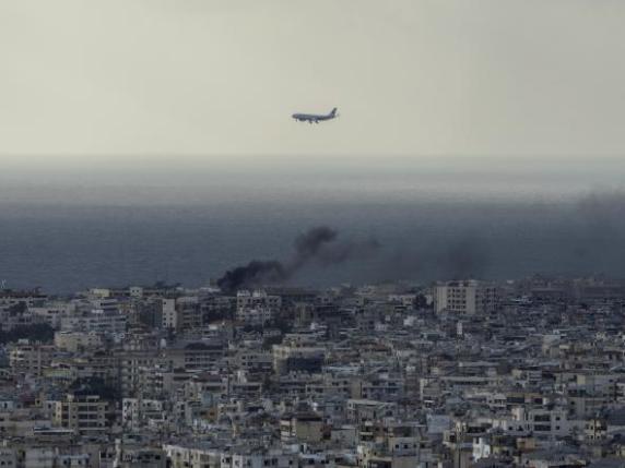 Libano, all'aeroporto Rafiq Hariri: si atterra e si decolla mentre Beirut brucia