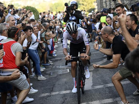 Giro di Lombardia, anche re Tadej al via in piazza Matteotti a Bergamo