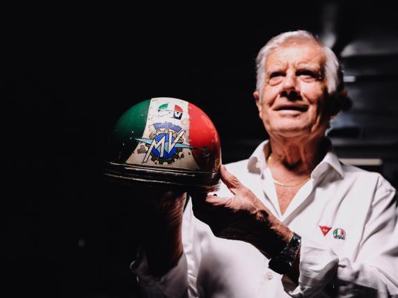 Giacomo Agostini e le moto: «Se sono ancora vivo è grazie al destino. Dicevano che correvo più forte per vedere una donna»