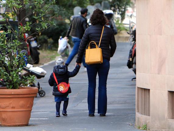 Congedo parentale in manovra 2025, Giorgetti: «Tre mesi all’80% di stipendio»