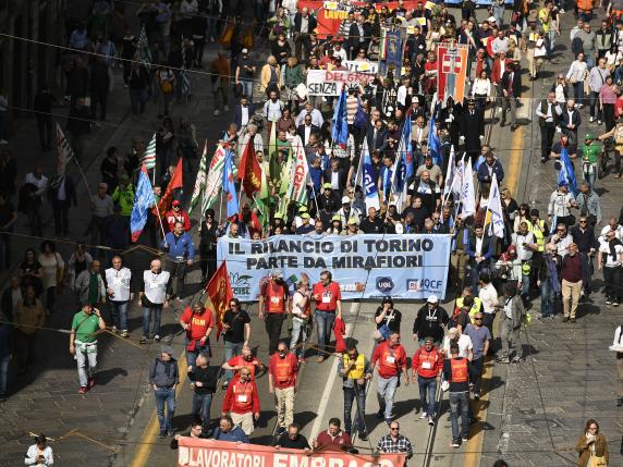 Stellantis, sindacati in piazza: la protesta dei 20 mila operai. Il ministro Urso: «Domani convoco Stellantis»