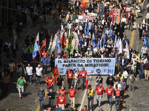 Torino, gli operai in cassa integrazione oggi protestano davanti a Mirafiori: «Vogliamo lavorare»