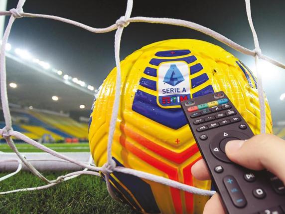 Gli ascolti tv della Serie A di calcio sono in crisi: «Nelle prime sette giornate persi 2,2 milioni di spettatori». Bologna con record negativi