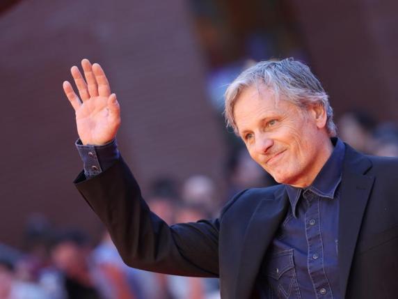 Viggo Mortensen: «Kamala Harris? Vincerà il voto popolare, ma chissà se quello complessivo. In Argentina? Speriamo eleggano un altro al posto dell'assurdo Milei»