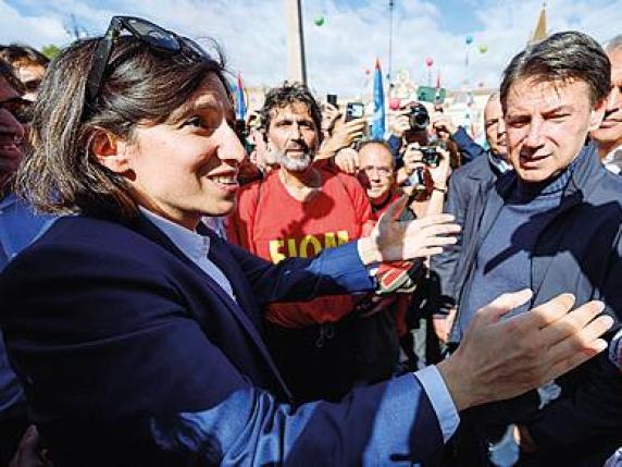 Tra Schlein e Conte una stretta di mano (per le telecamere). E Calenda si defila