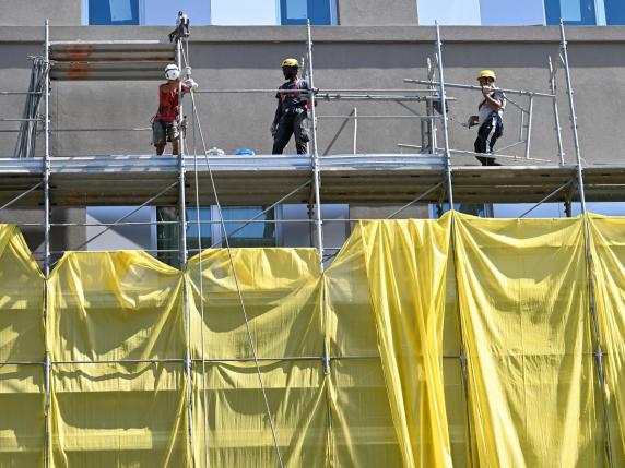 Lavoro, oltre cinque miliardi prodotti da lavoratori stranieri: «Traina l’edilizia»