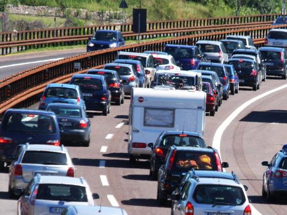 Autostrade, dal 2026 rimborsi per chi resta bloccato nel traffico o per i cantieri: come funzionano le nuove regole