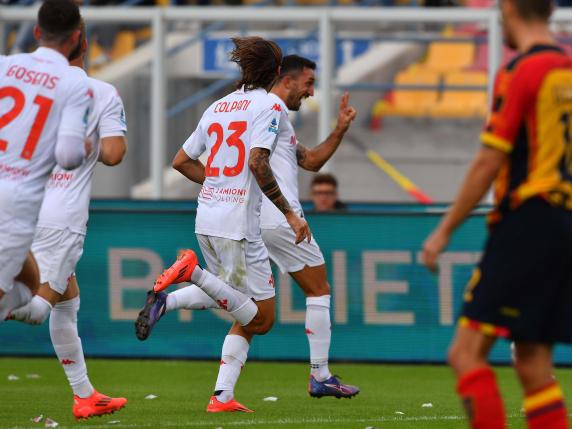 La Fiorentina vince 6-0 a Lecce ma perde Gudmundsson. Doppiette di Cataldi e Colpani, gol di Beltran e Parisi