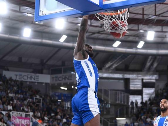 Basket, la Leonessa parte bene contro Sassari, rischia grosso ma strappa la vittoria 94 a 87