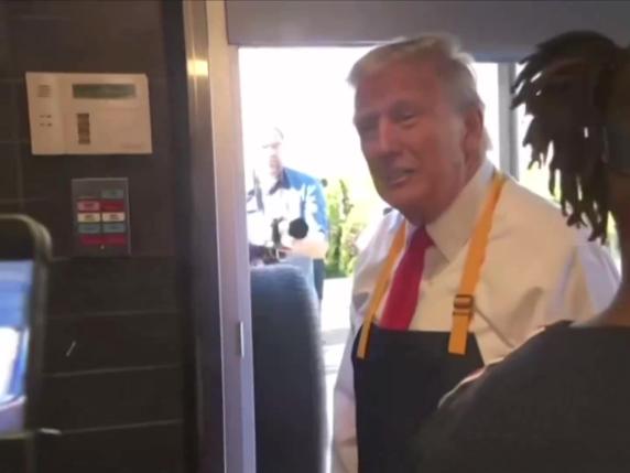 Trump fa il verso a Harris: «Eccomi, lavoro da McDonald's»