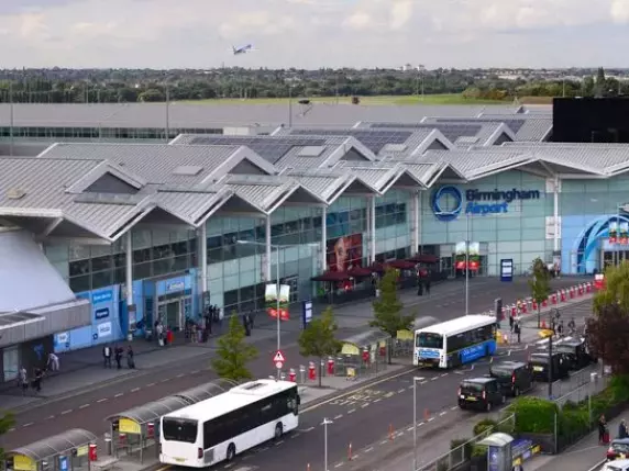 Allarme bomba all'aeroporto di Birmingham: voli temporaneamente sospesi. Sul posto anche tifosi del Bologna