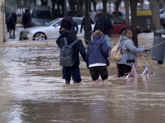 Alluvioni in Spagna, almeno 51 morti a Valencia: tra di loro anche bambini. Le autorità: «Situazione senza precedenti»