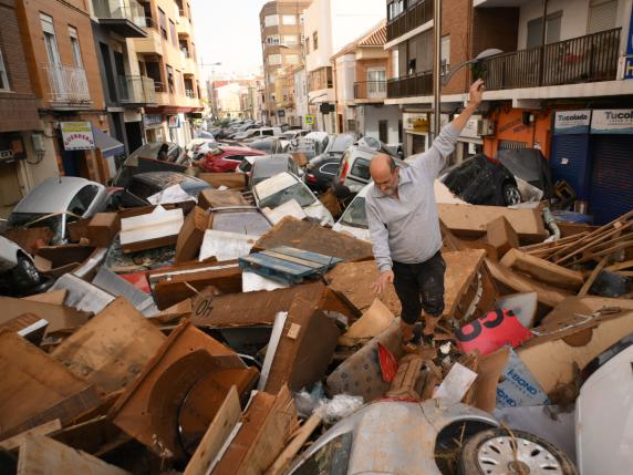 Gli italiani a Valencia: «Scenario apocalittico, c’è chi ha perso tutto, qui è corsa ai viveri»