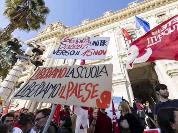 Scuola, l’allarme della Corte dei Conti: «Ottomila insegnanti in meno nel 2025, attenti all’impatto sulle classi»