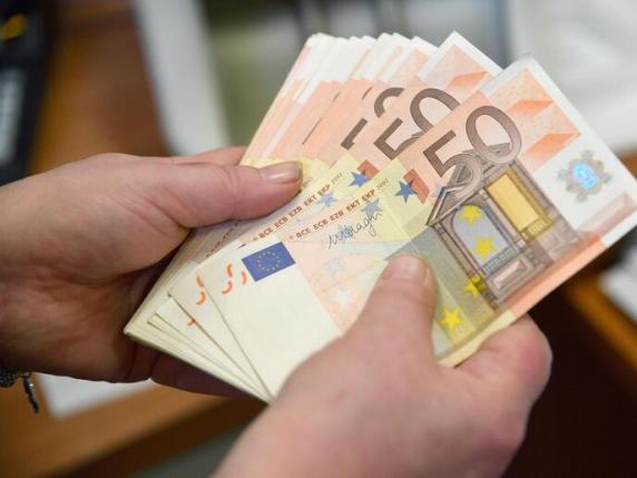 Quanto risparmiano gli italiani? Sempre di più, ma un euro su tre resta fermo sui conti correnti