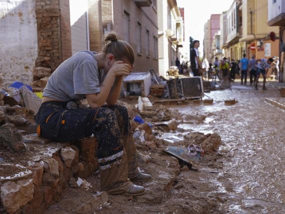 Valencia, tra le migliaia di volontari che spalano dopo l'alluvione: «Ci aiutiamo a vicenda, ma chi deve intervenire dov'è?»