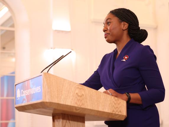 Kemi Badenoch è la nuova leader dei Tory: chi è la 44enne anti-woke e anti-gender che punta a diventare premier britannica