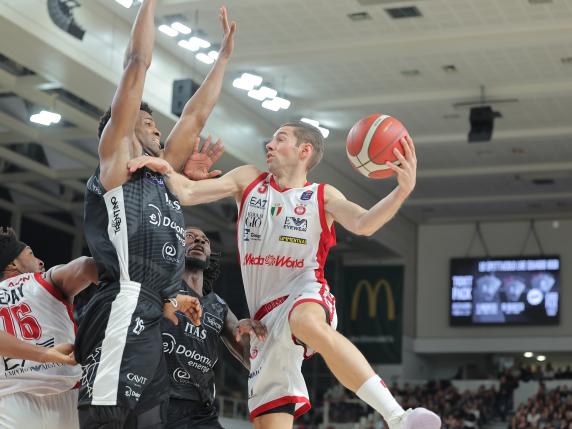 Dolomiti Energia Trentino-Armani Milano 91-57, i campioni d'Italia si inchinano alla capolista