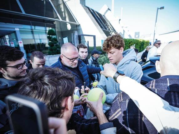 Atp Finals, a Torino è subito Sinner-mania: autografi e selfie (anche in clinica) aspettando il torneo