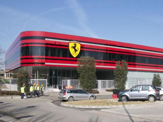 Ferrari, l’utile sale a 375 milioni ma alla Borsa non basta: -4% a Piazza Affari