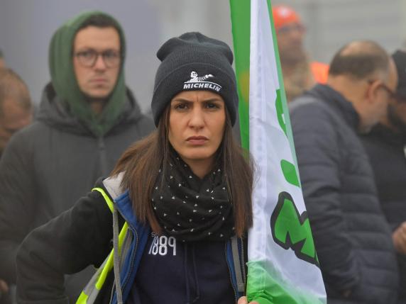 Francia, esplode la crisi: i licenziamenti di Michelin e Auchan e il fallimento della strategia Macron sull’industria