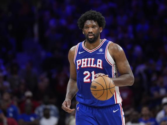 Joel Embiid dei Philadelphia 76ers sospeso dalla Nba: lite con una giornalista negli spogliatoi